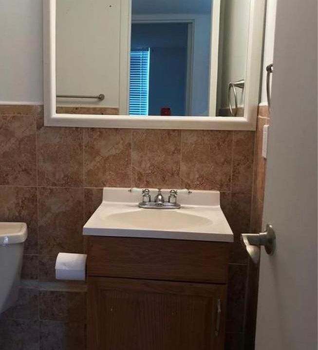 1st image of 980 NE 169th St #870