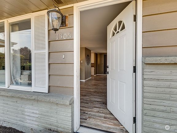 4th image of 1306 Pine Avenue