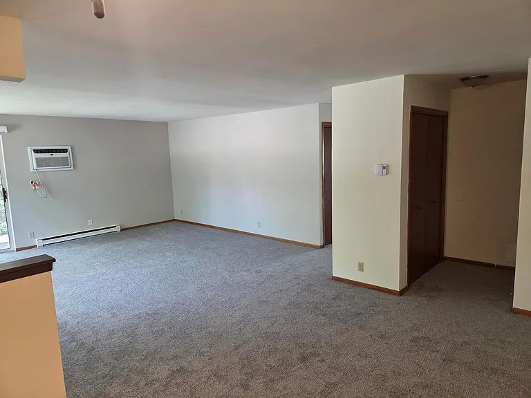 1384 Meadowcreek Dr — Photo 3
