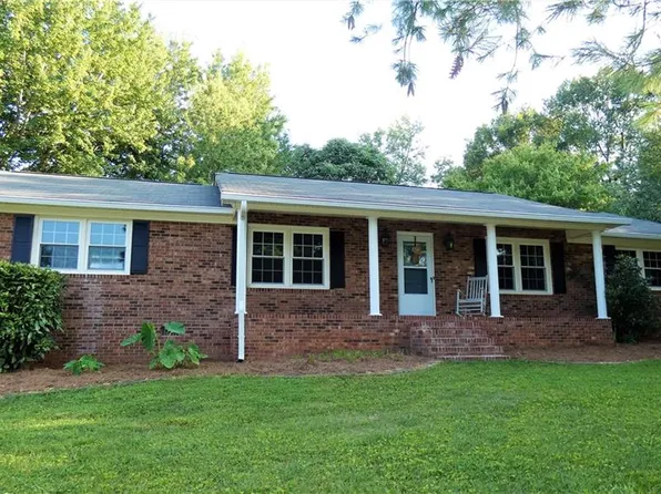 4397 Continental Dr, Pfafftown, NC 27040