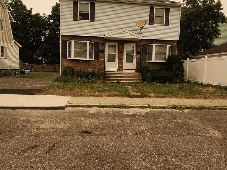 11 Dineen St — Photo 2