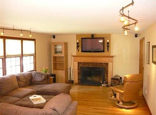 3rd image of 28 Carroll Dr