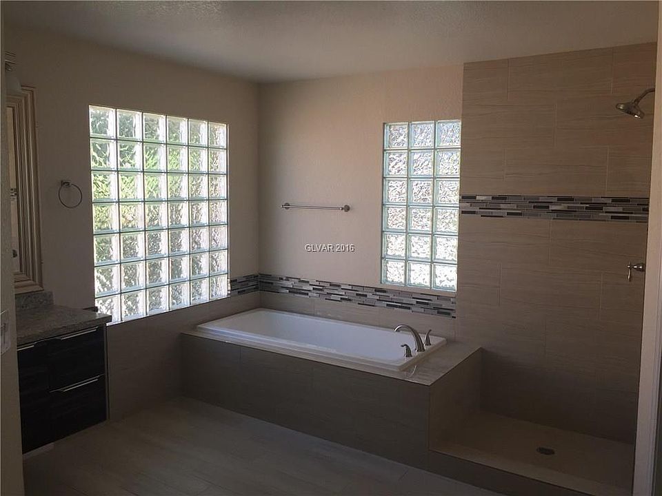 2nd image of 10 Rampart Ct #0
