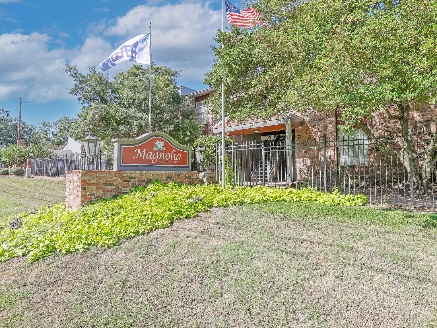 Magnolia Apartments — Photo 1