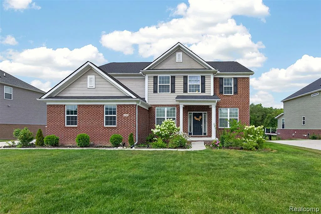 5 bed, 3.0 bath, 3351 sqft, $4,000 — Photo 1