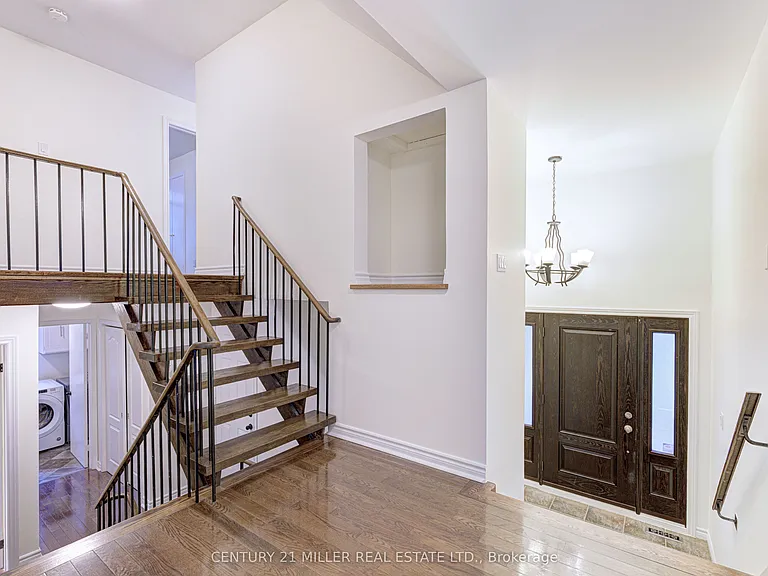 163 Castle Cres — Photo 8