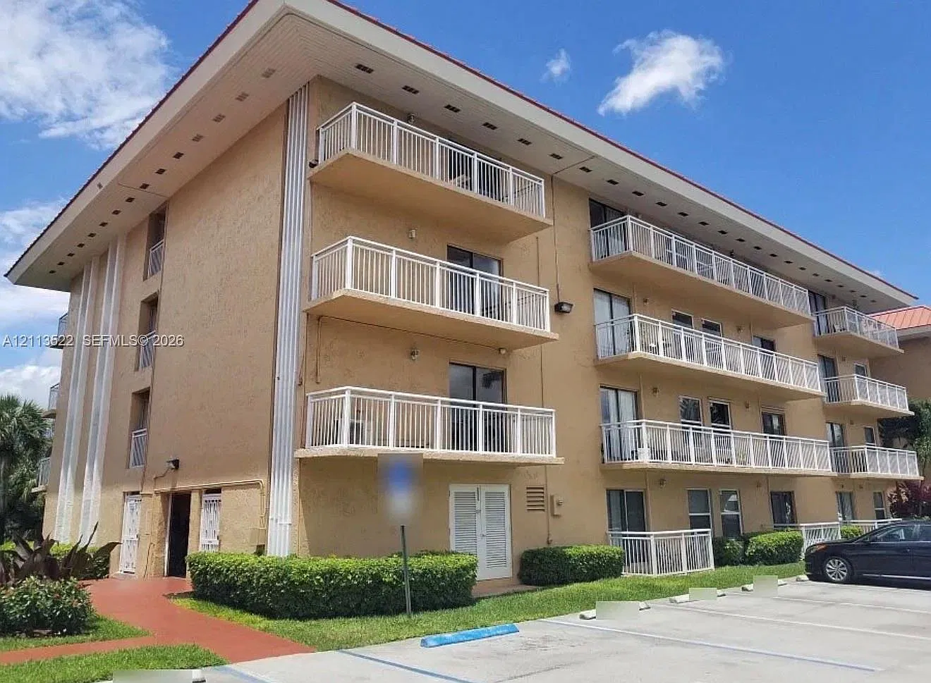 Newport Condo — Photo 2