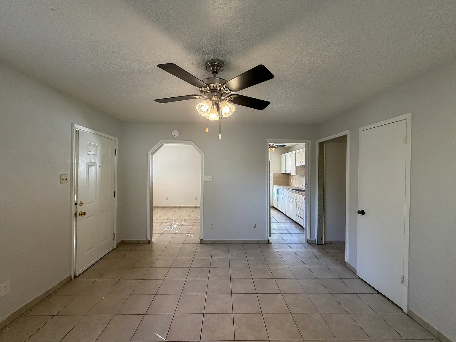 3 bed, 1064 sqft, $1,295 — Photo 4