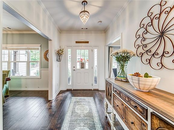 Image 3: Natural Light Floods the Entry