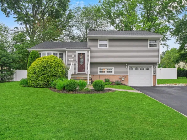 117 S Nauraushaun Road, Pearl River, NY 10965