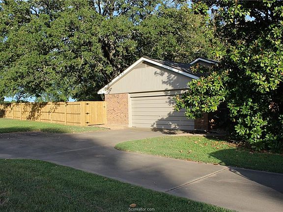 5th image of 1005 Bremond St