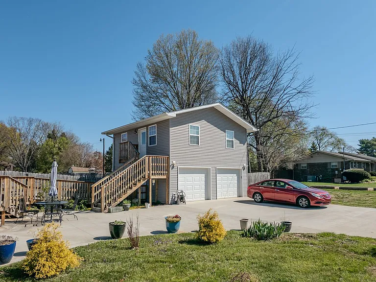 8805 Farmington Dr — Photo 2