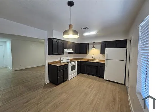 2 bed, 900 sqft, $1,350 — Photo 1