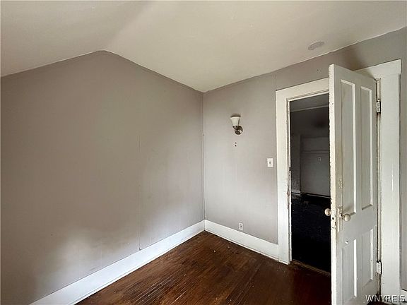 4th image of 407 Busti Ave