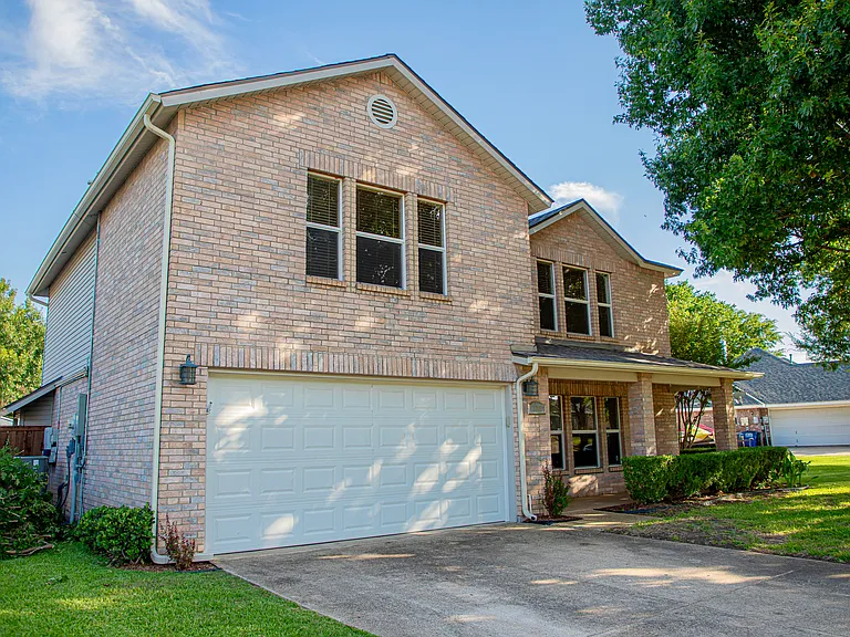 2201 Driskell Ln — Photo 2