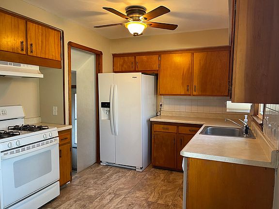 3rd image of 8020 Pelham Dr