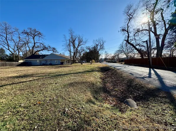 1902 E 52nd St S, Tulsa, OK 74105