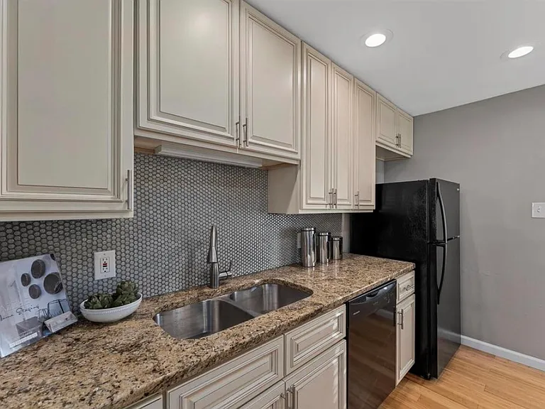 1614 Bredell Ave — Photo 7