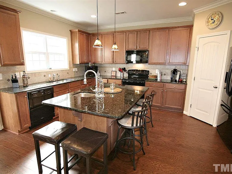 737 Keystone Park Dr — Photo 3