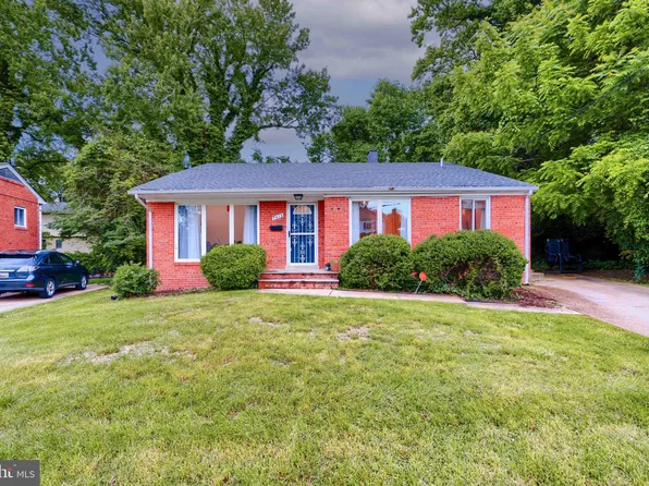 7413 Dominion Dr, Oxon Hill, MD 20745