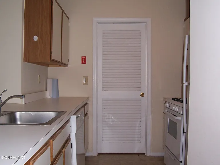 107 Des Moines Ct — Photo 6