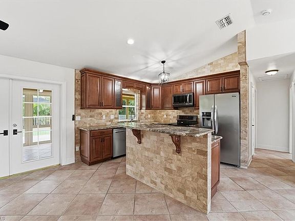 3rd image of 18343 Hawthorne RD