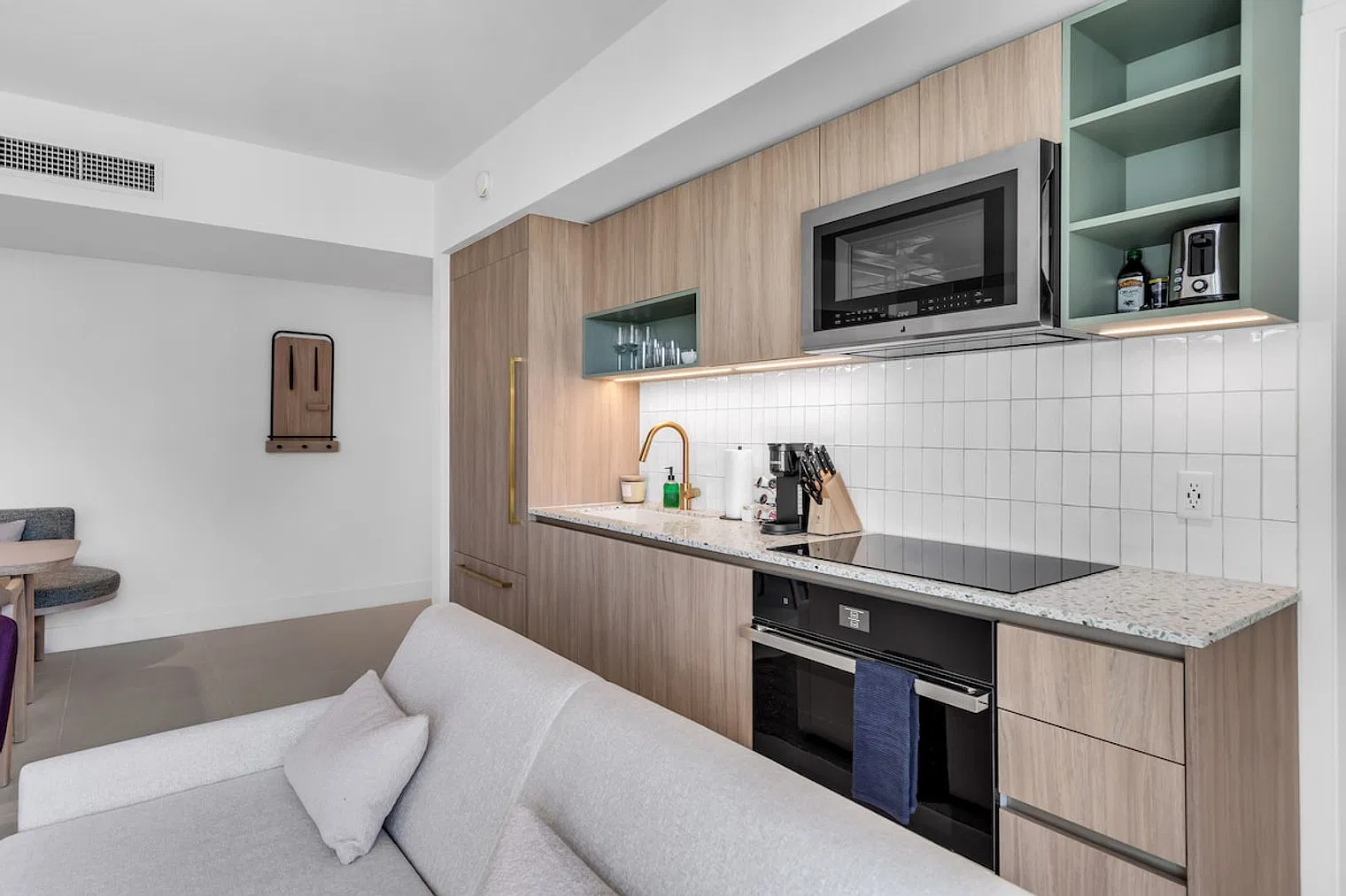 2 bed, 2.0 bath, 1076 sqft, $8,575 — Photo 3