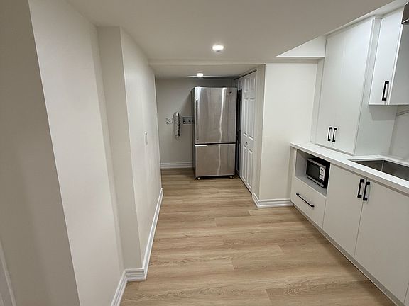 3rd image of 208 Lake Promenade
