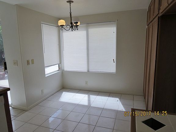 3rd image of 2860 Poplar Dr
