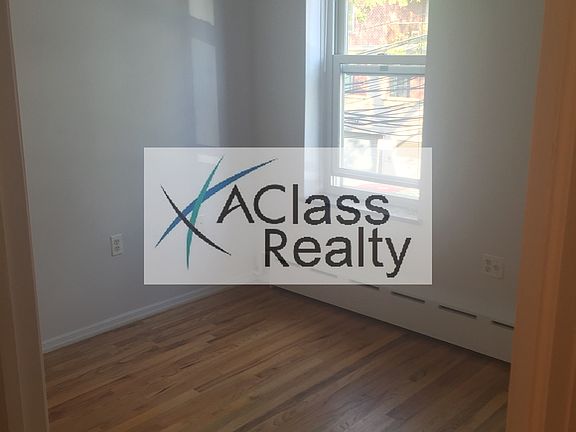 4th image of 2524 27th St #2F