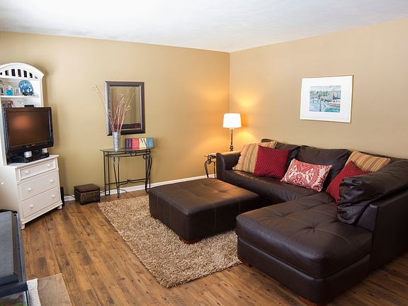 5th image of 528 Faircrest Ave NW