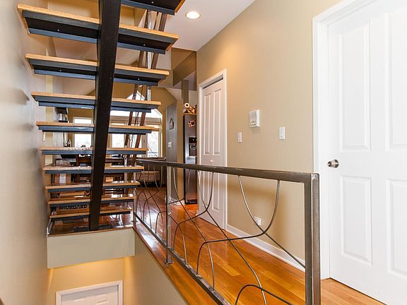 5th image of 930 N Wood St #3