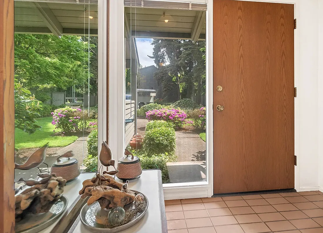 2 bed, 1.5 bath, 1360 sqft, $2,200 — Photo 3