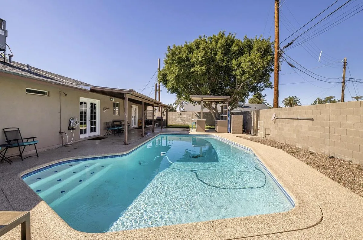 Building Photo - 8208 E Camelback Rd