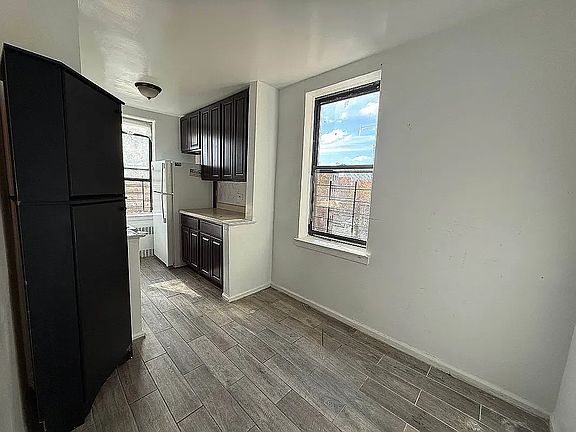 5th image of 141-30 Pershing Cres #H5