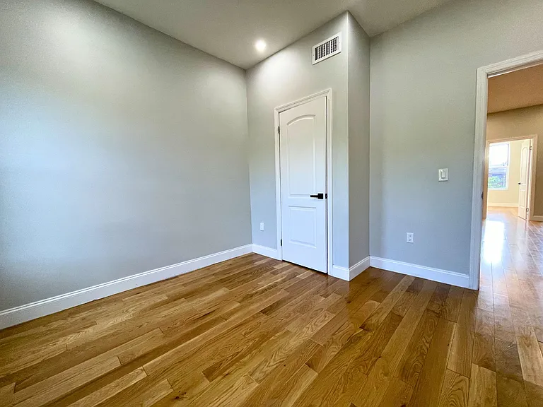 255 Amboy St — Photo 10