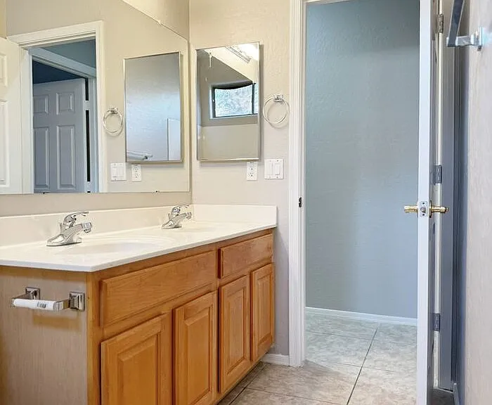 2421 W Ellis St — Photo 28