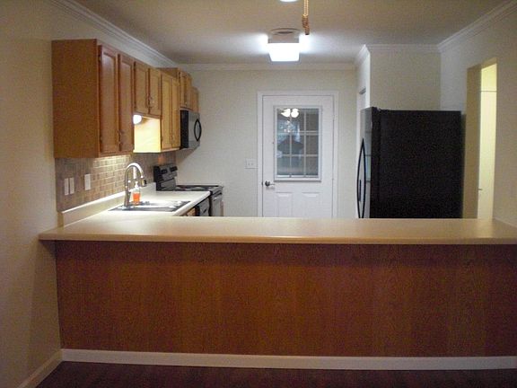 Large Kitchen with breakfast bar