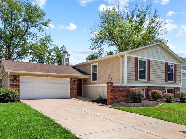 226 Village Creek Ct, Ballwin, MO 63021