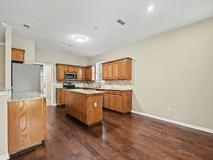 3 bed, 2.0 bath, 1644 sqft, $2,320 — Photo 4