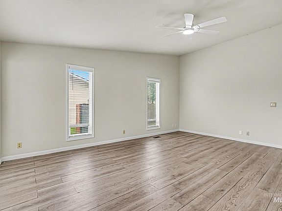 3rd image of 1576 S Linda Vista Ave