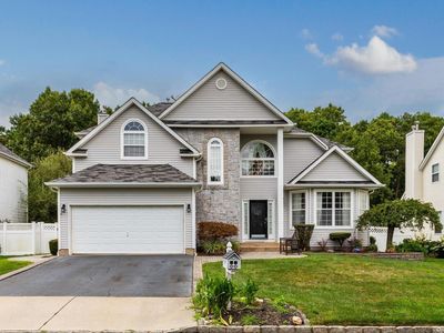 7 Marigold Court, Holtsville, NY, 11742