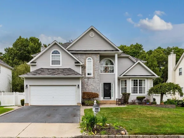 7 Marigold Court, Holtsville, NY 11742