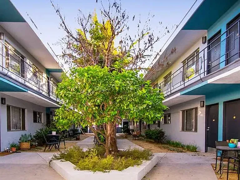 2727 Abbot Kinney Apartments, Venice CA — Photo 1