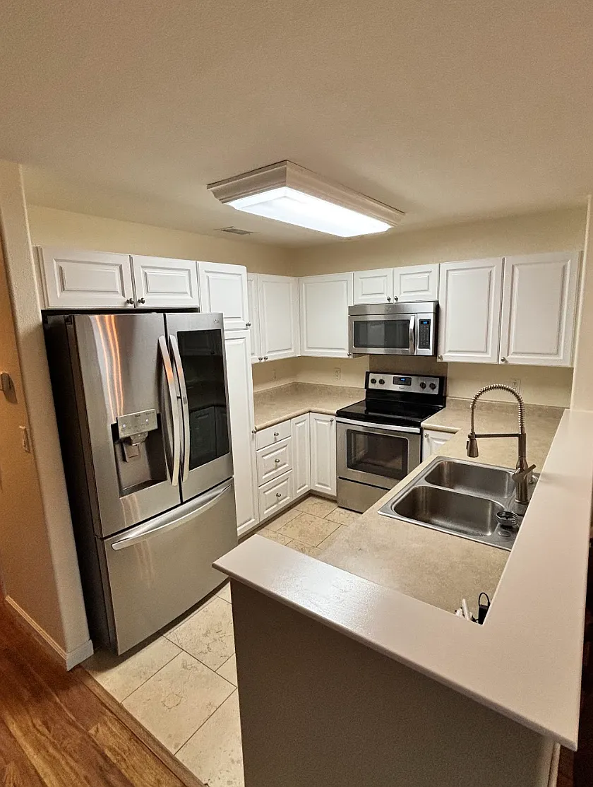 3 bed, 2.5 bath, 1105 sqft, $4,295 — Photo 4