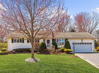 11 Knollwood Rd, Holmdel, NJ 07733