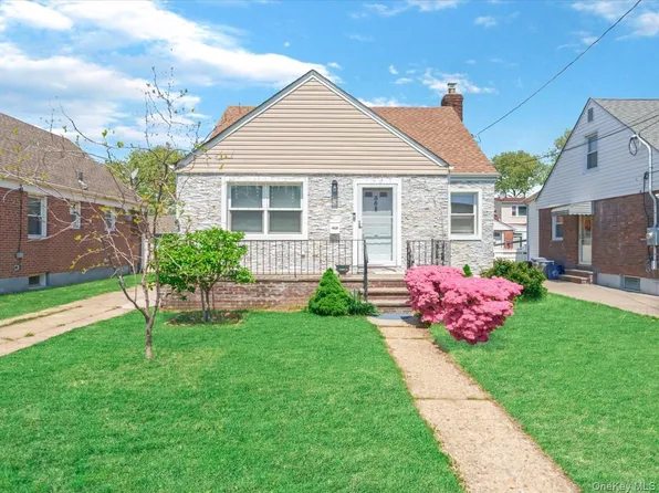 35 79th Avenue, New Hyde Park, NY 11040