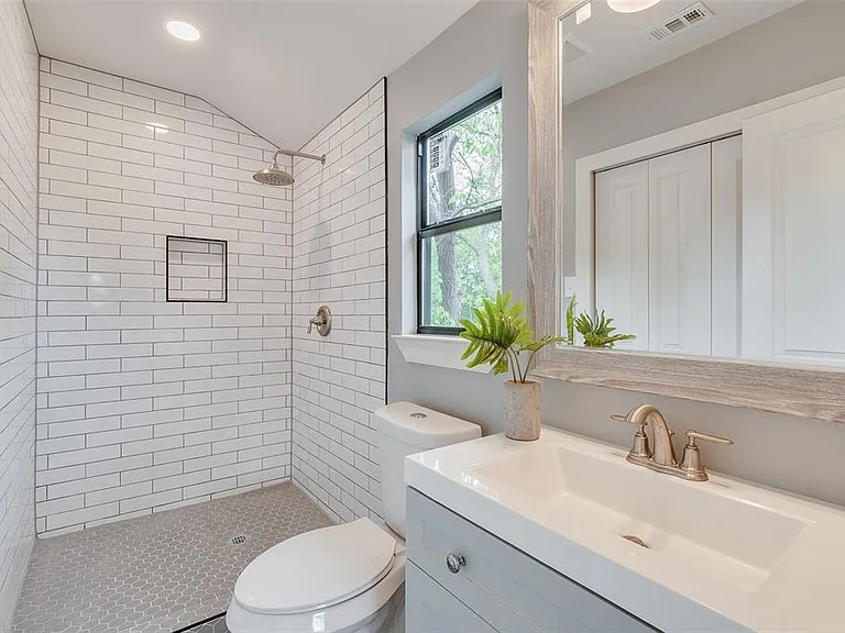 2124 Tisinger Ave — Photo 11