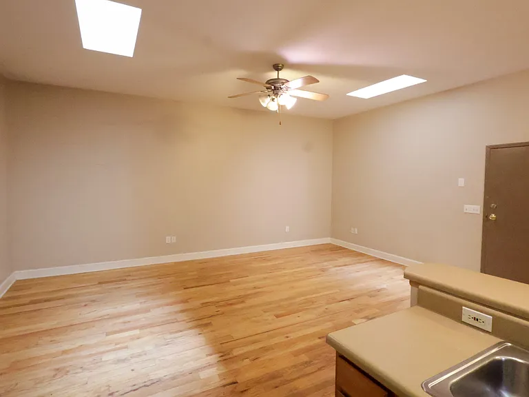 122 N College St — Photo 5
