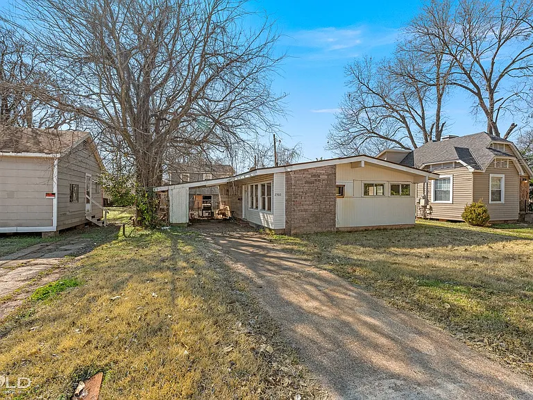 2560 Lamar St — Photo 3